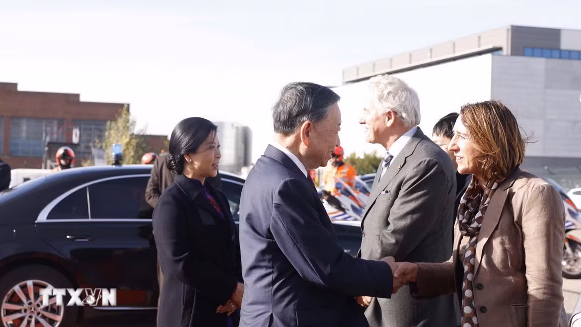 Quan chức Bỉ tiễn Tổng Bí thư, Chủ tịch nước Tô Lâm và Phu nhân Ngô Phương Ly tại Sân bay quân sự Melsbroek, Brussels. (Ảnh: Thống Nhất/TTXVN)