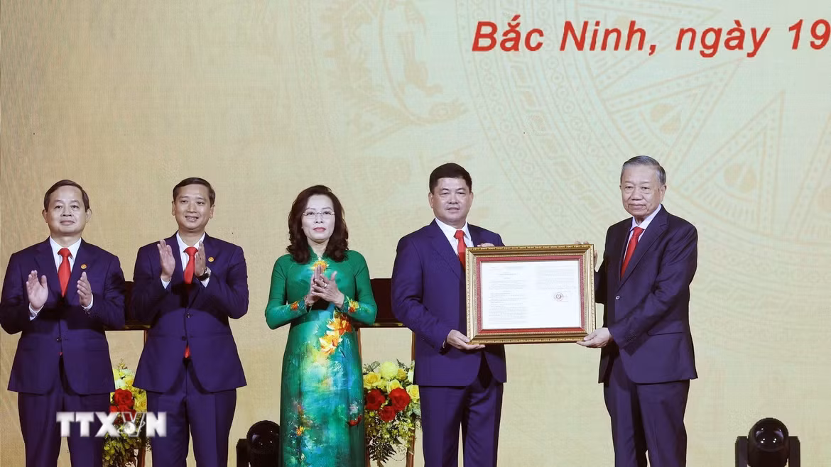 Tổng Bí thư, Chủ tịch nước Tô Lâm trao Nghị quyết của Quốc hội về việc thành lập thành phố Bắc Ninh cho lãnh đạo Thành phố. (Ảnh: Thống Nhất/TTXVN)