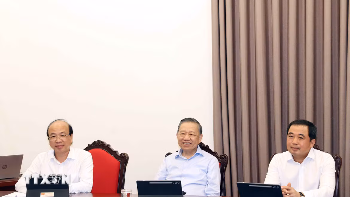 Tổng Bí thư, Chủ tịch nước Tô Lâm và các đại biểu thảo luận tại tổ. (Ảnh: Thống Nhất/TTXVN)