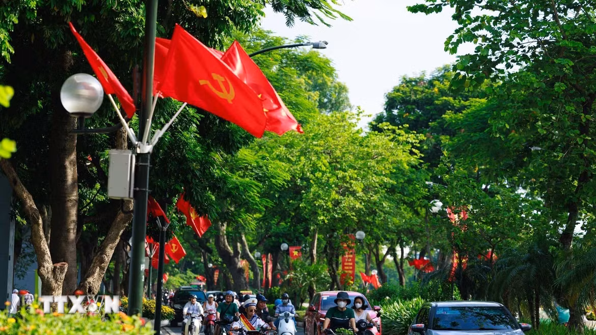 Dọc những tuyến phố trung tâm Hà Nội, cờ đỏ sao vàng rực rỡ giữa những vòm cây xanh, hòa cùng nhịp sống thường ngày của người dân trong sáng Quốc khánh 2/9, tạo nên một diện mạo Thủ đô vừa bình yên, vừa trang trọng trong ngày kỷ niệm 81 năm Quốc khánh. (Ảnh: Phạm Tuấn Anh/TTXVN)