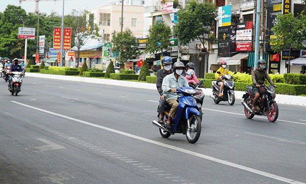 Người dân thành phố Cần Thơ đeo khẩu trang phòng COVID-19 khi tham gia giao thông. (Nguồn: Báo Cần Thơ) Cần Thơ tạm dừng hoạt động cơ sở kinh doanh dịch vụ không thiết yếu ảnh 1