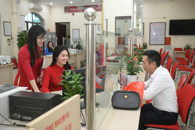 Mỗi cán bộ Agribank đều nghiêm túc thực hiện và triển khai mục tiêu vì Ngân hàng số, Ngân hàng xanh của cộng đồng. (Ảnh: Vietnam+) 487828160-969022282007193-1612227728728765125-n.jpg