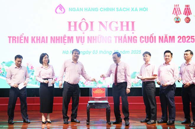 ធនាគារវៀតណាមសម្រាប់គោលនយោបាយសង្គមជួយដល់ប្រជាជនដែលរងផលប៉ះពាល់ដោយព្យុះ និងទឹកជំនន់។ (រូបថត៖ Vietnam+) 4.png