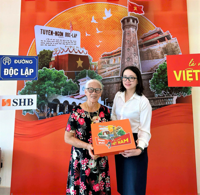 Ms. Lien was moved to receive a full set of gratitude gifts from SHB Ha Tinh staff. (Photo: Vietnam+) anh-3.jpg