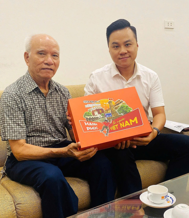 SHB branch representative visited the house to give gifts of gratitude to customers born on September 2, 1945. (Photo: Vietnam+) anh-4.jpg