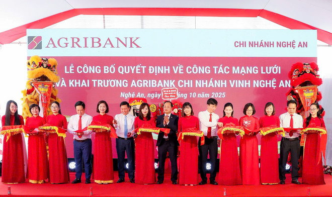 លោក To Huy Vu ប្រធានធនាគារ Agribank និងគណៈប្រតិភូបានកាត់ខ្សែបូសម្ពោធប្រតិបត្តិការរបស់ Agribank សាខា Vinh Nghe An។ (រូបថត៖ Vietnam+) z7071235248325-6ee8981daece6800aba0cfb4ed861d7f.jpg
