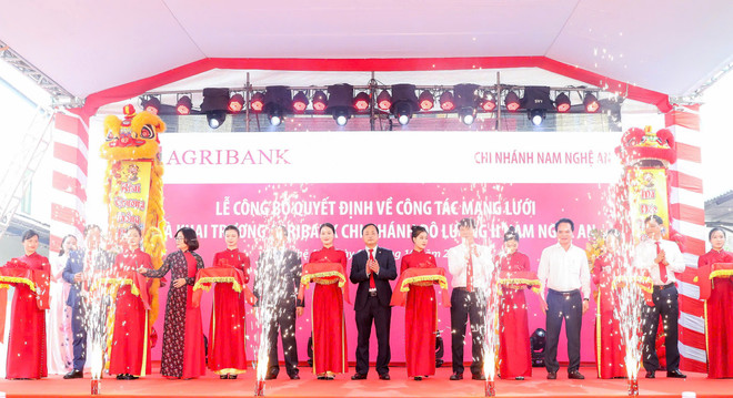 លោក To Huy Vu ប្រធានធនាគារ Agribank និងគណៈប្រតិភូបានកាត់ខ្សែបូសម្ពោធប្រតិបត្តិការរបស់ Agribank Do Luong II សាខា Nam Nghe An។ (រូបថត៖ Vietnam+) z7071235254810-70a916a28884bb8960cf3e871518e0c3.jpg