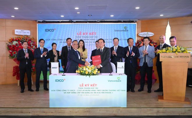Ông Võ Minh Trí – Giám đốc Vietcombank Đông Sài Gòn (bên phải) và ông Nguyễn Hồng Hải – Phó Tổng Giám đốc IDICO, Giám đốc CTCP IDICO Tiền Giang (bên trái) đại diện hai đơn vị hoàn thành nghi thức ký kết hợp đồng tín dụng dự án KCN Tân Phước 1. (Ảnh: Vietnam+) vcb-ky-ket-idico-2.jpg