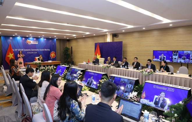 Toàn cảnh Lễ ký Bản ghi nhớ về việc Thực hiện các Biện pháp Phi thuế quan đối với hàng hoá thiết yếu ASEAN tại điểm cầu Hà Nội. (Ảnh: Văn Điệp/TTXVN) Tập trung xem xét và cân nhắc các định hướng mới cho khu vực ASEAN ảnh 2