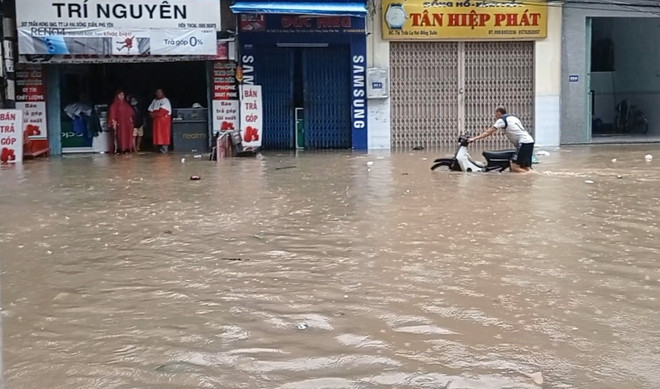 Trung tâm thị trấn La Hai, huyện Đồng Xuân, Phú Yên nước lũ ngập phổ biến từ 1-2,5m. (Ảnh: Xuân Triệu/TTXVN) Bão số 12 khiến 2 người tử vong, nhiều thiệt hại tại các địa phương ảnh 1