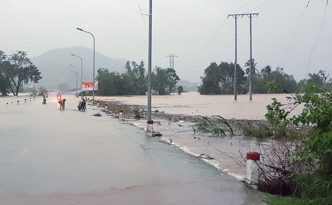 Nước lũ lên nhanh, chảy xiết gây ngập các tuyến đường giao thông đi về huyện miền núi Đồng Xuân. (Ảnh: Xuân Triệu/TTXVN) Bão số 12 khiến 2 người tử vong, nhiều thiệt hại tại các địa phương ảnh 2