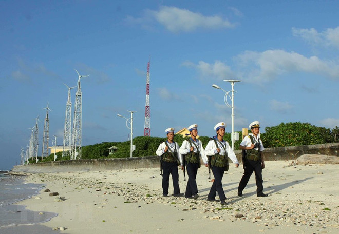 Vùng 4 Hải quân tiếp nhận quà Tết gửi tặng quân, dân đảo Trường Sa ảnh 1