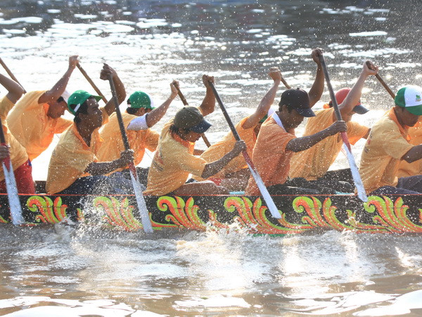 Tưng bừng giải đua ghe ngo của đồng bào Khmer Trà Vinh ảnh 1
