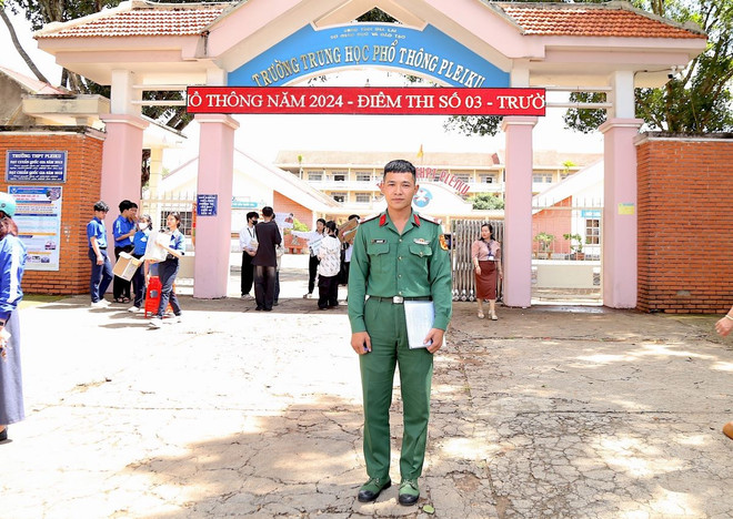 Quân nhân Nhữ Văn Quyến, Tiểu đoàn 27 - Quân đoàn 3, hoàn thành tốt bài thi môn Ngữ văn. (Ảnh: Quang Thái/TTXVN) ttxvn_ky_thi_tot_nghiep_thpt_2024_thi_sinh_gia_lai_tu_tin_voi_mon_ngu_van_2706-2.jpg