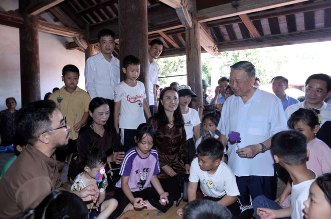 Chủ tịch nước Tô Lâm thăm hỏi thiếu nhi trải nghiệm làm tò he truyền thống tại đình Mông Phụ, làng cổ Đường Lâm. (Ảnh: Nhan Sáng/TTXVN) ttxvn_chu_tich_nuoc_to_lam_tham_nhan_dan_lang_co_duong_lam_son_tay_ha_noi_17.jpg