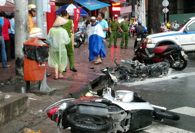 Xe ôtô "điên" đâm hàng loạt xe máy làm một người nguy kịch ảnh 1