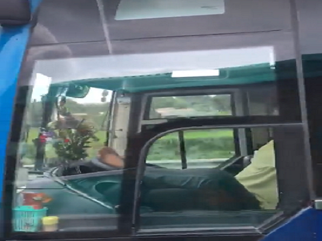 Xử lý nghiêm tài xế điều khiển xe khách bằng chân trên đường cao tốc ảnh 1