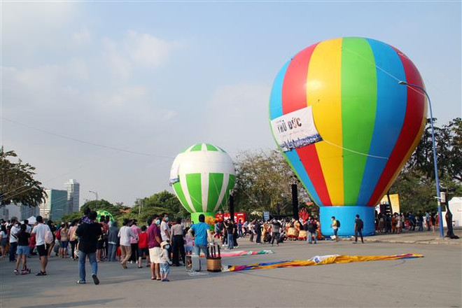 Lần đầu tiên diễn ra Ngày hội khinh khí cầu “Hà Nội muôn màu” ảnh 1