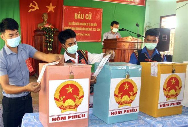 Dán niêm phong thùng phiếu tại điểm bầu cử số 1, làng Hà Giao, xã Canh Liên, huyện Vân Canh, tỉnh Bình Định. (Ảnh: Nguyên Linh/TTXVN) Bình Định: Bầu cử sớm ở 3 xã vùng cao huyện Vân Canh và Vĩnh Thạnh ảnh 1