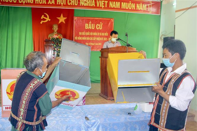Những người uy tín được phân công kiểm tra thùng phiếu tại điểm bầu cử số 1, làng Hà Giao, xã Canh Liên, huyện Vân Canh, tỉnh Bình Định. (Ảnh: Nguyên Linh/TTXVN) Bình Định: Bầu cử sớm ở 3 xã vùng cao huyện Vân Canh và Vĩnh Thạnh ảnh 2