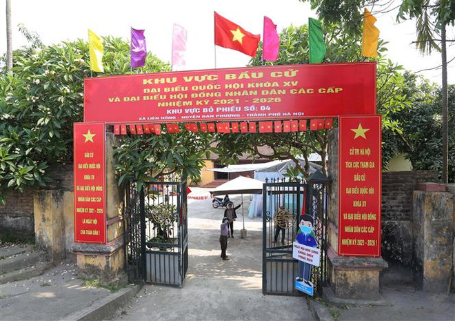 Đến chiều 22/5, khu vực bỏ phiếu số 4 (xã Liên Hồng, Đan Phượng, Hà Nội) đã hoàn tất công tác chuẩn bị. (Ảnh: Hoàng Hiếu/TTXVN) Hà Nội quyết tâm hoàn thành “nhiệm vụ kép” vào ngày Chủ nhật đặc biệt ảnh 1