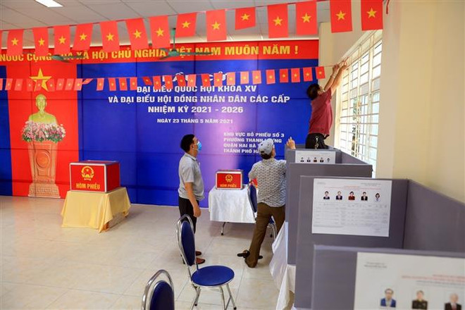 Hoàn thành các khâu cuối cùng tại khu vực bỏ phiếu phường Thanh Lương, quận Hai Bà Trưng. (Ảnh: Phan Tuấn Anh/TTXVN) Hà Nội quyết tâm hoàn thành “nhiệm vụ kép” vào ngày Chủ nhật đặc biệt ảnh 2