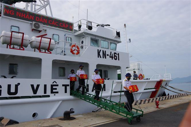 Lực lượng kiểm ngư đưa thùng phiếu của 20 khu vực bỏ phiếu sớm của huyện Trường Sa vào ngày 16/5 vừa qua vào bàn giao cho Ủy ban bầu cử huyện Trường Sa. (Ảnh: TTXVN phát) Bầu cử QH và HĐND: 16 tỉnh, thành phố hoàn thành việc bầu cử sớm ảnh 2