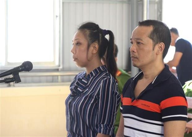 Hai bị cáo Phạm Lê Hoàng Uyển và Võ Hoàng Hà tại tòa. (Ảnh: TTXVN phát) Cần Thơ: Nữ phóng viên 'vòi' tiền doanh nghiệp lãnh 4 năm tù ảnh 1