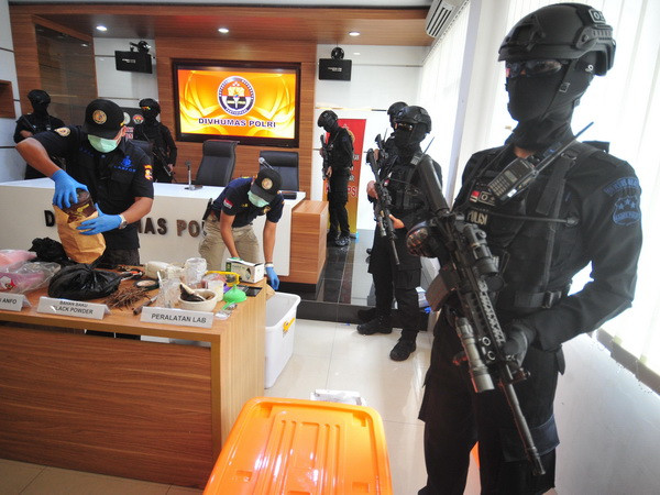 Cảnh sát Indonesia trưng bày số vật liệu chế tạo bom thu giữ tại nhà riêng của một đối tượng trong cuộc họp báo ở Jakarta ngày 25/11. (Nguồn: THX/TTXVN) Cảnh sát Indonesia sơ tán ngoại ô Jakarta do phát hiện bom ảnh 1