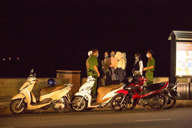 Lực lượng chức năng của thành phố Vũng Tàu, tỉnh Bà Rịa-Vũng Tàu xử lý các trường hợp người dân không đeo khẩu trang nơi công cộng đêm 9/2. (Ảnh: Kha San/TTXVN) Bà Rịa-Vũng Tàu: 15/23 là F1 của ca bệnh tại TP.HCM đã âm tính lần 1 ảnh 1