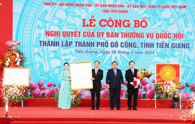 Đồng chí Võ Văn Bình (thứ hai, từ phải sang), Phó Bí thư Thường trực Tỉnh ủy, Chủ tịch HĐND tỉnh Tiền Giang trao quyết định thành lập Đảng bộ thành phố Gò Công cho lãnh đạo thành phố Gò Công. (Ảnh: Hữu Chí/TTXVN) ttxvn_thanh pho go cong_1.jpg