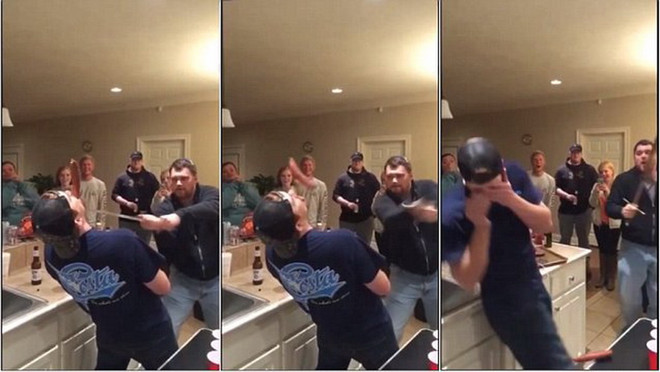 Kinh hãi vì chém đứt mũi bạn khi biểu diễn chém xúc xích bằng kiếm ảnh 1