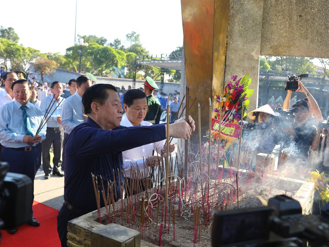 Quảng Tri: Trồng cây xanh cải tạo cảnh quan ở các nghĩa trang liệt sỹ ảnh 1