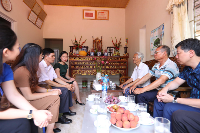 Tổng Giám đốc TTXVN Vũ Việt Trang thăm hỏi thân nhân liệt sỹ, nhà báo Hoàng Văn Đáo. (Ảnh: Hoàng Hiếu/TTXVN) Ngày Thương binh-Liệt sỹ: Hành trình gần 40 năm khắc khoải tìm cha ảnh 2