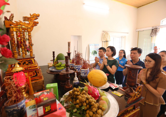 Tổng Giám đốc TTXVN Vũ Việt Trang dâng hương tưởng nhớ, tri ân liệt sỹ, nhà báo Hoàng Văn Đáo (thành phố Chí Linh, tỉnh Hải Dương). (Ảnh: Hoàng Hiếu/TTXVN) Ngày Thương binh-Liệt sỹ: Hành trình gần 40 năm khắc khoải tìm cha ảnh 1