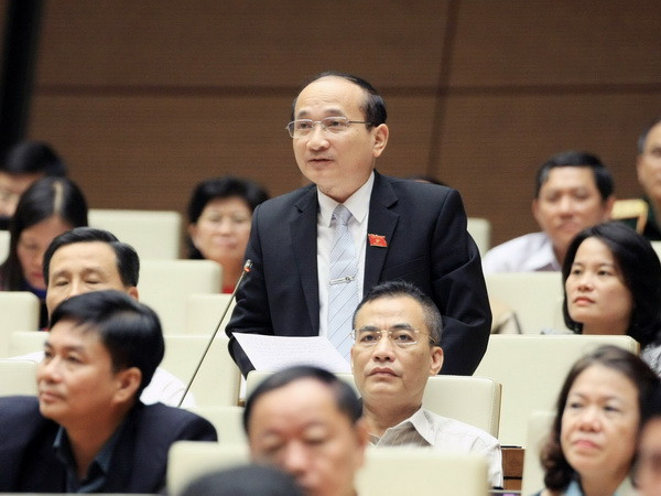 Đại biểu Quốc hội tỉnh Nghệ An Nguyễn Hữu Cầu chất vấn các thành viên Chính phủ. (Ảnh: Phạm Kiên/TTXVN) Nhiều đại biểu chưa hài lòng với phần trả lời của Bộ trưởng Bộ Nội vụ ảnh 1