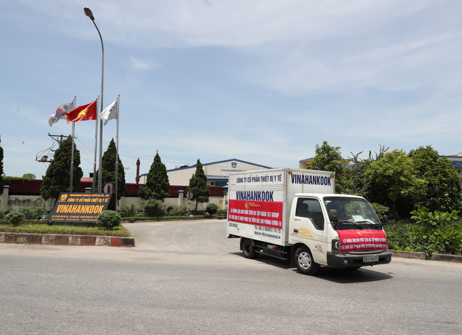 Lô hàng rời Nhà máy của Công ty thiết bị y tế VINAHANKOOK tại Hà Nội để vận chuyển vào TP.HCM bằng đường hàng không. (Nguồn: Vietnam+) T&T Group “tiếp sức” 500.000 bộ bơm tiêm vaccine COVID-19 cho TP.HCM ảnh 3