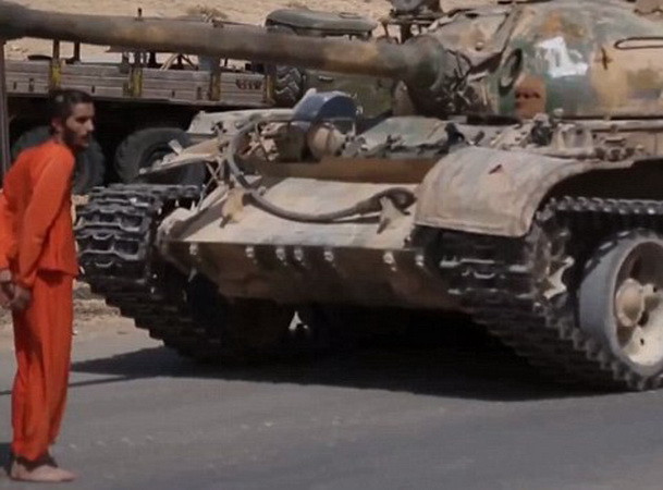 IS tung video hành quyết tù nhân Syria bằng xe tăng đầy man rợ ảnh 1