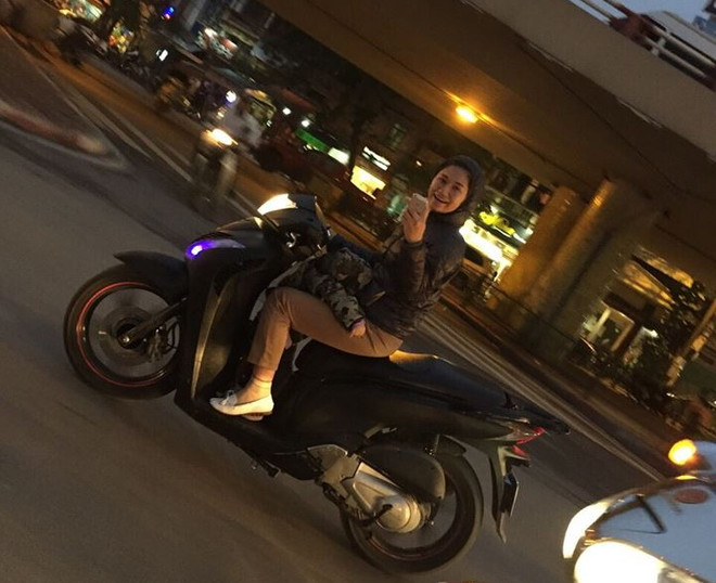 Beckham nhắc khéo một cô gái Việt không đội mũ bảo hiểm ảnh 1