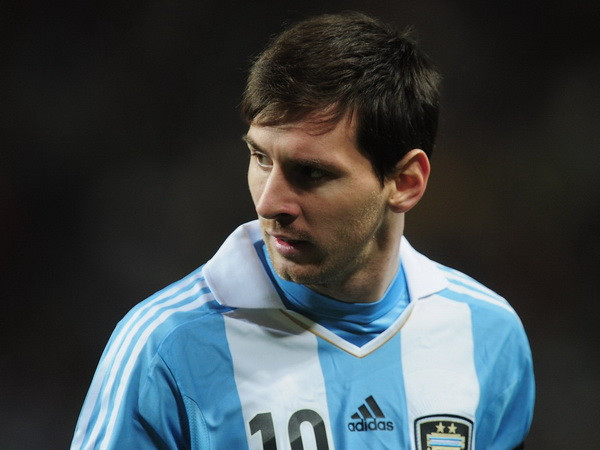 Lionel Messi bị biến thành "gã hề" trong pha bóng đơn giản ảnh 1