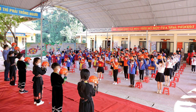 Trao tặng mũ bảo hiểm cho trẻ em gặp hoàn cảnh khó khăn ở Việt Nam ảnh 1