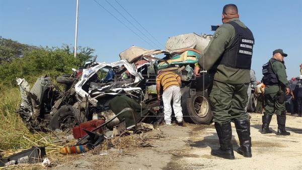 Xe buýt đối đầu với xe trộn bê tông, ít nhất 66 người thương vong ảnh 1