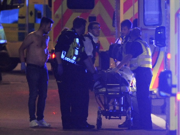 Khủng bố tại London: 3 kẻ tấn công mặc áo cài thuốc nổ giả ảnh 1