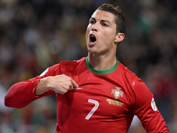 Ronaldo tỏa sáng trong màu áo Bồ Đào Nha ở vòng play-off World Cup. (Nguồn: Getty Images) Cristiano Ronaldo lại khiến cả thế giới bóng đá "ghen tị" ảnh 1