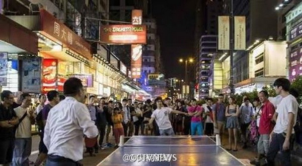 Người biểu tình Hong Kong ăn lẩu, đánh bóng bàn giữa đường ảnh 1