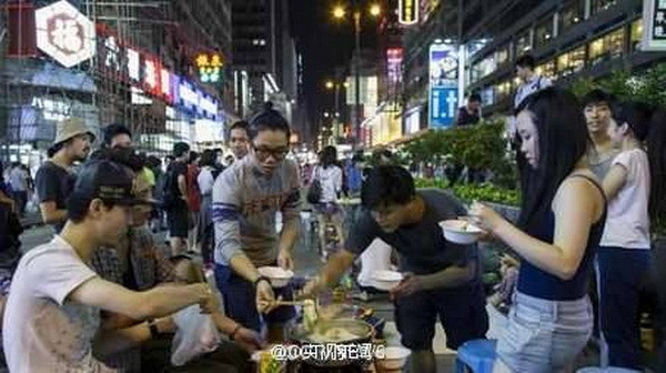 Người biểu tình Hong Kong ăn lẩu, đánh bóng bàn giữa đường ảnh 2