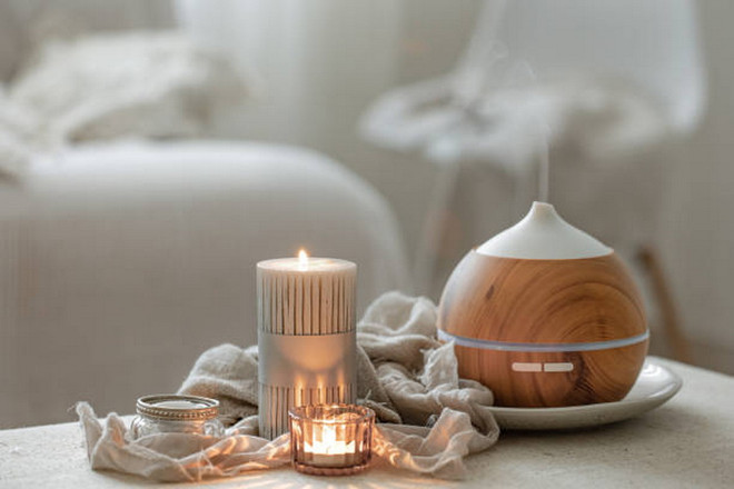 Nến và tinh dầu có tác dụng khử mùi ẩm mốc, mang lại không gian thư giãn. (Ảnh: iStock) nen-tinh-dau-8375.jpg