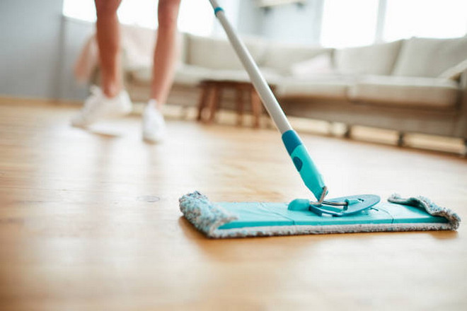 Lau sàn nhà bằng khăn khô. (Ảnh: iStock) lau-nha-5010.jpg