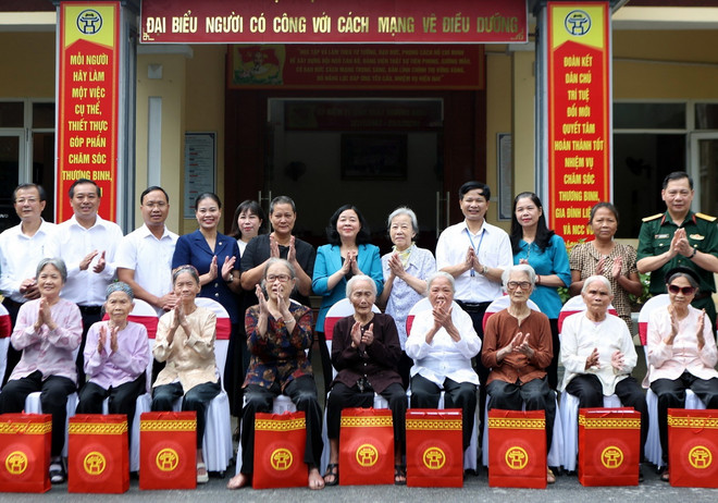 Bí thư Thành ủy Hà Nội Bùi Thị Minh Hoài thăm tặng quà Mẹ Việt Nam Anh hùng và người có công. (Ảnh: TTXVN phát) tang_qua_trung_tam_nuoi_duong_va_dieu_duong_nguoi_co_cong_so_ii_ha_noi.jpg