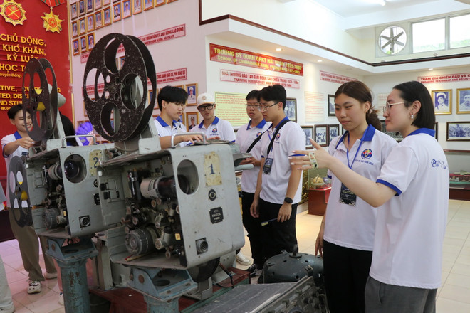 Thanh niên kiều bào tìm hiểu về La bàn chuyên dụng trong Khoa Hàng hải những năm 1980, tại Học viện Hải quân. (Ảnh: Phan Sáu/TTXVN) thanh_nien_kieu_bao_huong_ve_bien_dao_to_quoc2.jpg